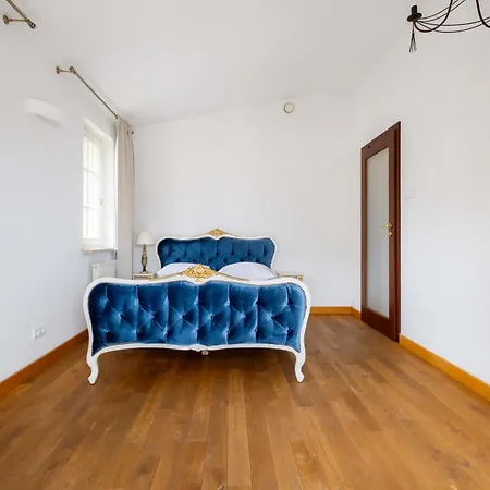 Large Victus In With 2 Terraces Parking And Bathtub By Renters Appartement *