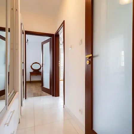 Large Victus In With 2 Terraces Parking And Bathtub By Renters Appartement *